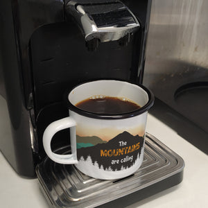 The mountains are calling Emailletasse mit Berglandschaft