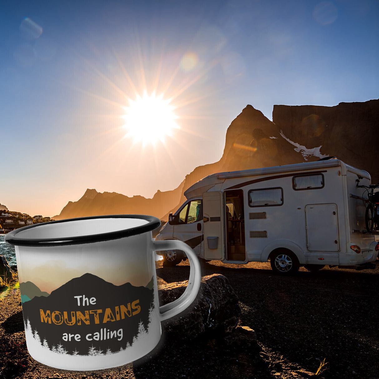 The mountains are calling Emailletasse mit Berglandschaft