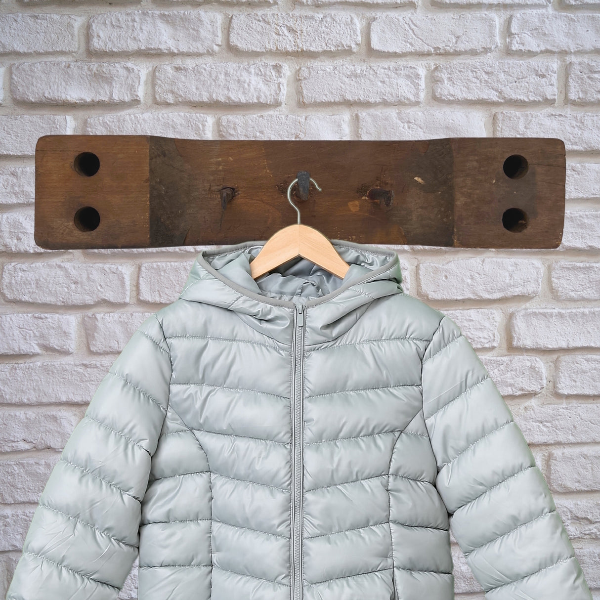Reused Vintage Kleiderhaken aus recyceltem Holz in zufälliger Variante
