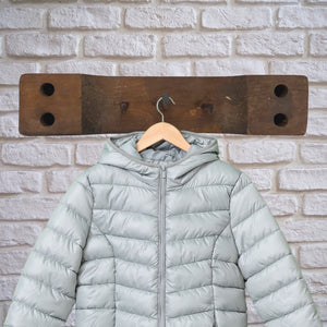 Reused Vintage Kleiderhaken aus recyceltem Holz in zufälliger Variante