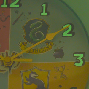Harry Potter Charms Hauswappen Wanduhr mit Leuchtzahlen