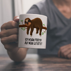 Ich wurde positiv auf müde getestet Faultier Kaffeebecher