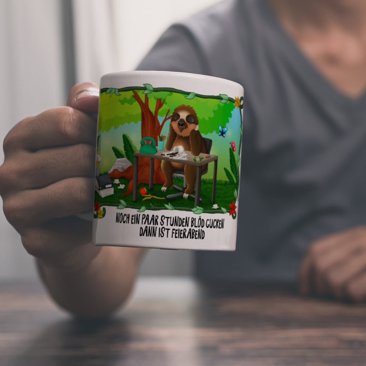 Kaffeebecher mit Faultier im Büro Dschungelmotiv und Spruch: Nur noch ein paar Stunden blöd ...