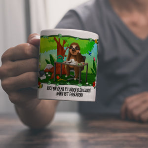Kaffeebecher mit Faultier im Büro Dschungelmotiv und Spruch: Nur noch ein paar Stunden blöd ...