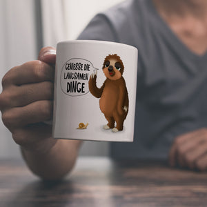 Kaffeebecher mit Faultier und Schnecke Motiv und Spruch: Genieße die langsamen Dinge