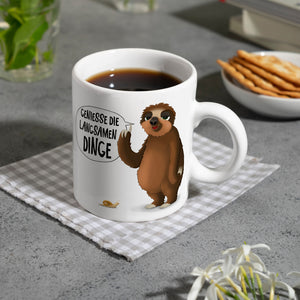 Kaffeebecher mit Faultier und Schnecke Motiv und Spruch: Genieße die langsamen Dinge