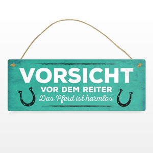 Metallschild mit Spruch: Vorsicht vor dem Reiter, das Pferd ...