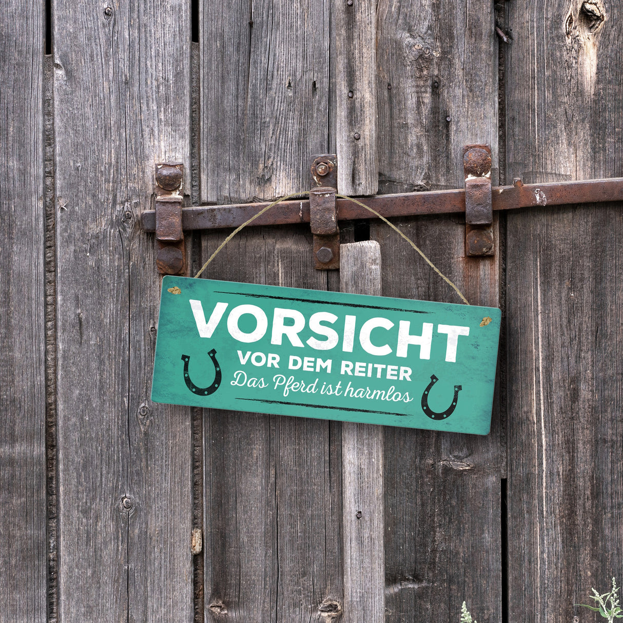 Metallschild mit Spruch: Vorsicht vor dem Reiter, das Pferd ...