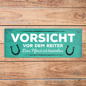 Metallschild mit Spruch: Vorsicht vor dem Reiter, das Pferd ...