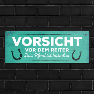 Metallschild mit Spruch: Vorsicht vor dem Reiter, das Pferd ...