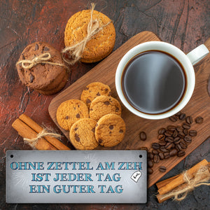 Metallschild mit Spruch: Ohne Zettel am Zeh ist jeder Tag ...