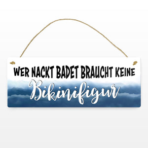 Metallschild mit Spruch: Wer nackt badet braucht keine Bikinifigur