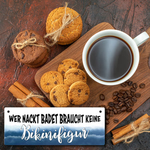 Metallschild mit Spruch: Wer nackt badet braucht keine Bikinifigur