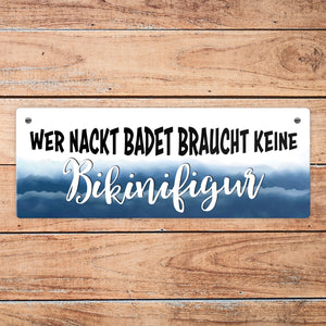 Metallschild mit Spruch: Wer nackt badet braucht keine Bikinifigur
