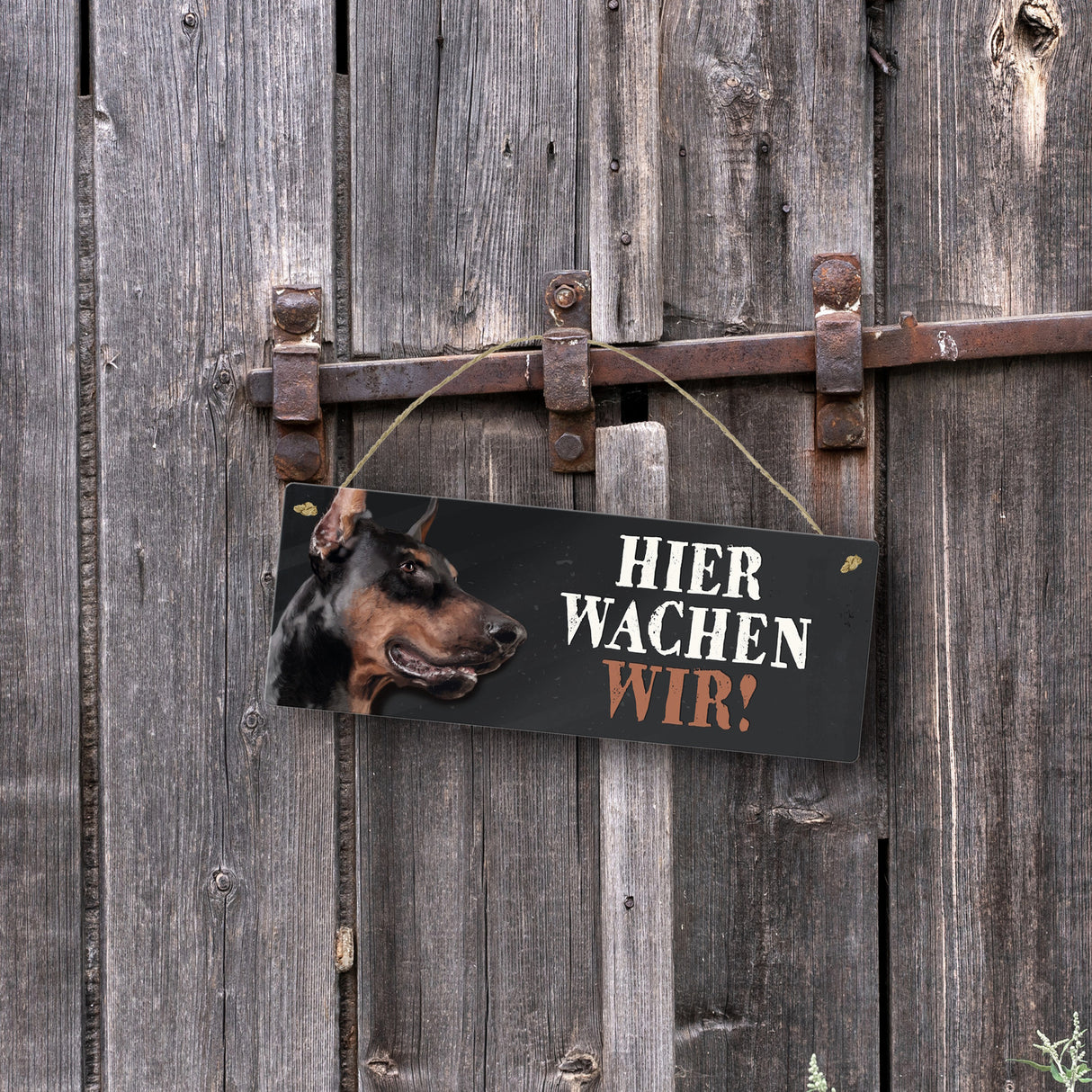 Metallschild mit Dobermann Motiv und Spruch: Hier wachen wir!
