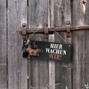 Metallschild mit Dobermann Motiv und Spruch: Hier wachen wir!