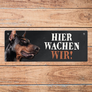 Metallschild mit Dobermann Motiv und Spruch: Hier wachen wir!