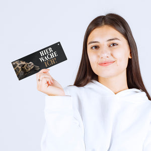Metallschild mit Schildkröte Motiv und Spruch: Hier wache ich!