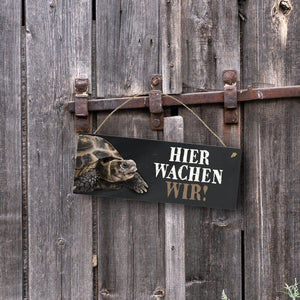 Metallschild mit Schildkröte Motiv und Spruch: Hier wachen wir!