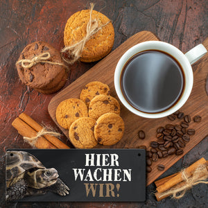 Metallschild mit Schildkröte Motiv und Spruch: Hier wachen wir!