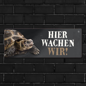 Metallschild mit Schildkröte Motiv und Spruch: Hier wachen wir!