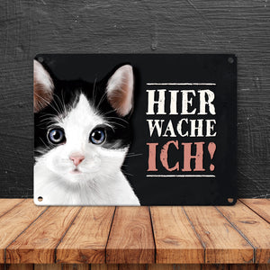 Metallschild mit Katze Motiv und Spruch: Hier wache ich!