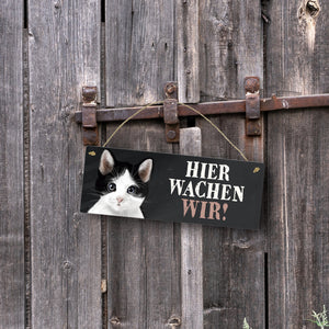 Metallschild mit Katze Motiv und Spruch: Hier wachen wir!