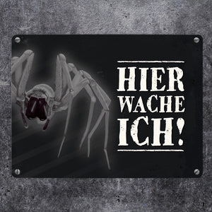 Metallschild mit Spinne Motiv und Spruch: Hier wache ich!