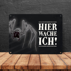 Metallschild mit Spinne Motiv und Spruch: Hier wache ich!
