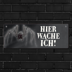 Metallschild mit Spinne Motiv und Spruch: Hier wache ich!