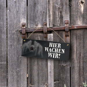 Metallschild mit Spinne Motiv und Spruch: Hier wachen wir!
