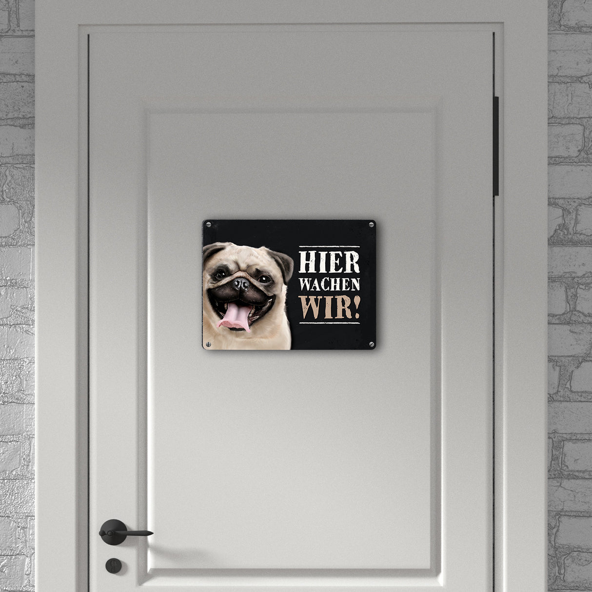 Metallschild mit Mops Motiv und Spruch: Hier wachen wir!