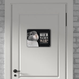 Metallschild mit Hase Motiv und Spruch: Hier wachen wir!