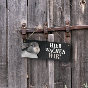Metallschild mit Hase Motiv und Spruch: Hier wachen wir!