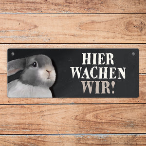 Metallschild mit Hase Motiv und Spruch: Hier wachen wir!