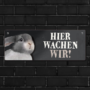 Metallschild mit Hase Motiv und Spruch: Hier wachen wir!