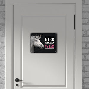 Metallschild mit Einhorn Motiv und Spruch: Hier wachen wir!