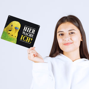 Metallschild mit Wellensittich grün Motiv und Spruch: Hier wache ich!