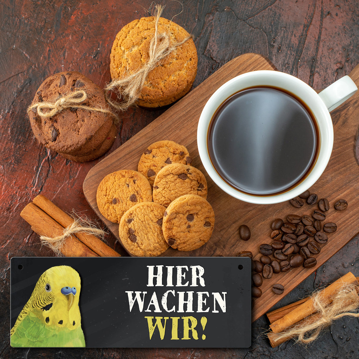 Metallschild mit Wellensittich grün Motiv und Spruch: Hier wachen wir!