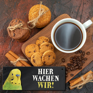 Metallschild mit Wellensittich grün Motiv und Spruch: Hier wachen wir!