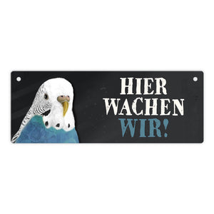 Metallschild mit Wellensittich blau Motiv und Spruch: Hier wachen wir!