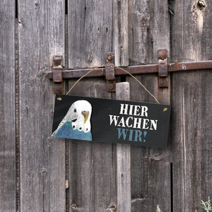 Metallschild mit Wellensittich blau Motiv und Spruch: Hier wachen wir!