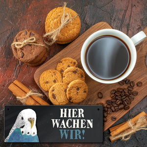 Metallschild mit Wellensittich blau Motiv und Spruch: Hier wachen wir!