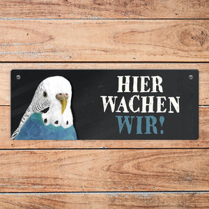 Metallschild mit Wellensittich blau Motiv und Spruch: Hier wachen wir!
