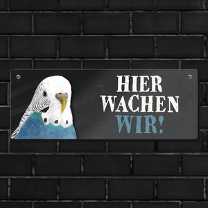 Metallschild mit Wellensittich blau Motiv und Spruch: Hier wachen wir!