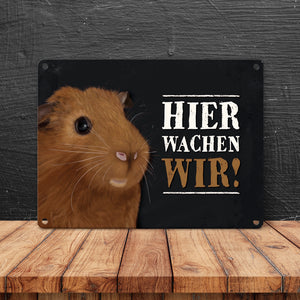 Metallschild mit Meerschweinchen Motiv und Spruch: Hier wachen wir!