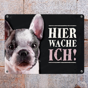 Metallschild mit Französische Bulldogge Motiv und Spruch: Hier wache ich!