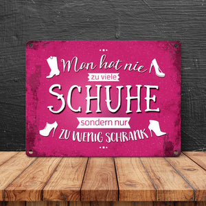 Metallschild mit Spruch: Man hat nie zu viele Schuhe, ...