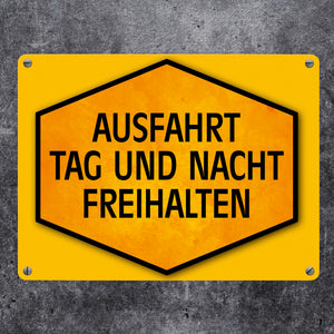 Ausfahrt Tag und Nacht freihalten Warn- und Hinweisschild in Gelb und Schwarz