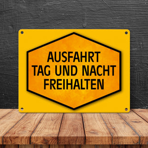 Ausfahrt Tag und Nacht freihalten Warn- und Hinweisschild in Gelb und Schwarz